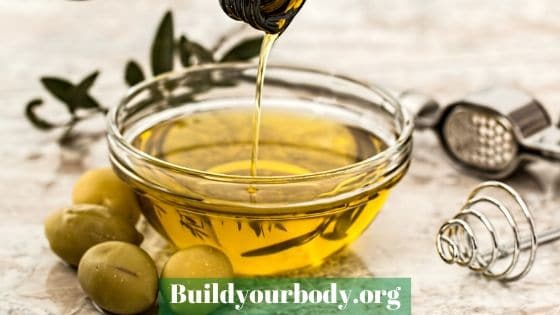 we can moisturize the lips with olive oil