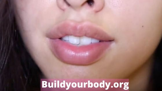 How to moisturize your lips at home