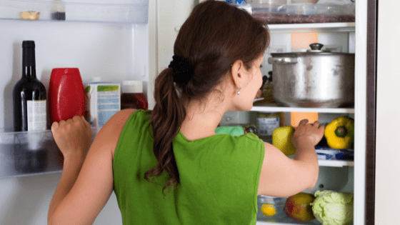 Girl in front of the refrigerator to eat 1,000 calories